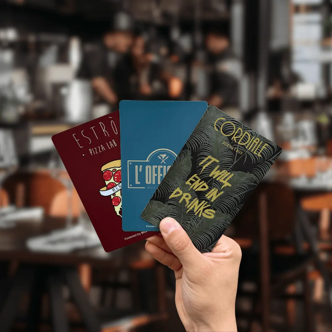 Supporti fisici per menù digitale — targhette in PVC, acrilico e legno